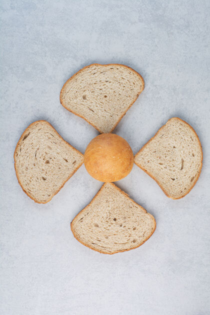 新鲜包和面包片在大理石背景上高质量的照片吃产品农业