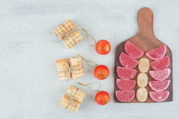 球圣诞球与华夫饼和甜果酱在木板上高品质的照片面包房甜糕点