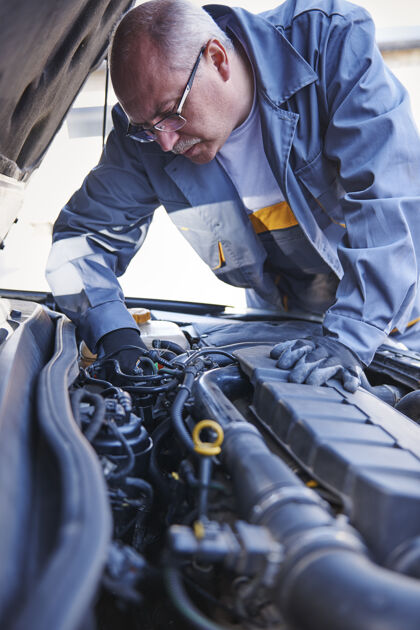 发动机修理工在车间里修理汽车工作男人职业