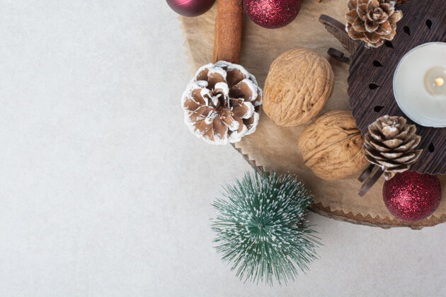 红球核桃与松果和圣诞球在木板上高品质的照片木头圣诞球健康
