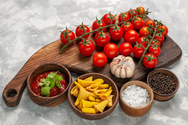 膳食正面图新鲜的樱桃西红柿配上不同调味料的白面蔬菜一餐沙拉植物食品西红柿植物樱桃