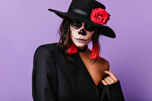 墨西哥一个穿着黑色夹克和黑丝巾的拉丁女人一个穿着穆尔托斯服装等待万圣节的快乐女孩死亡黑发邪恶