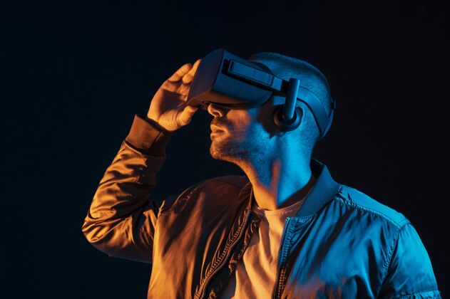 设备拥有vr眼镜技术的男人水平虚拟现实虚拟眼镜
