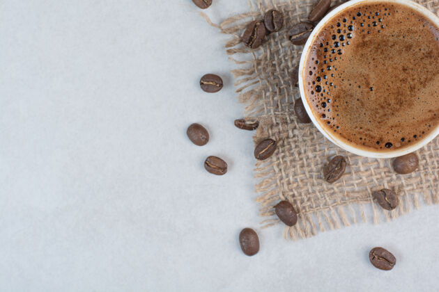 新鲜的咖啡杯和咖啡豆的白色背景高品质的照片芳香热的杯子