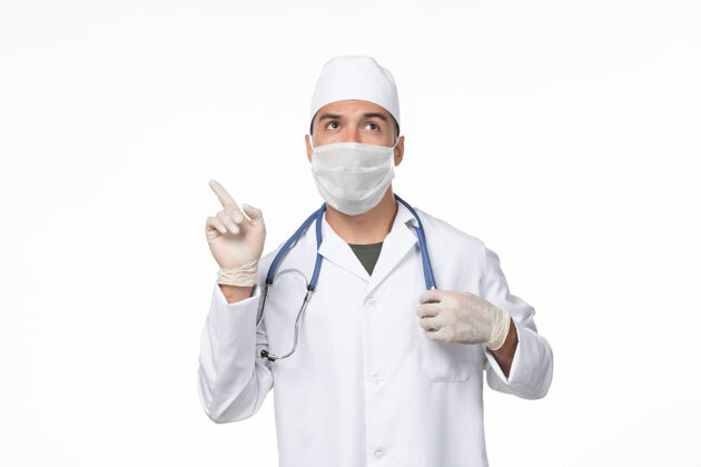 药品正面图男医生穿着医疗服 戴着口罩 因柯维德-白光墙柯维德-大流行病毒病病毒外套大流行