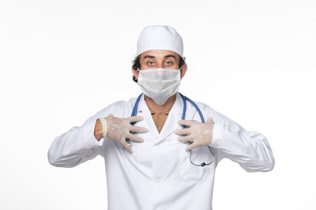 实验室外套正面图：男医生穿着医疗服 戴着口罩 以防白色地板上的冠状病毒大流行医疗病毒外套