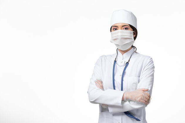 观点正面图：女医生穿着白色无菌医疗服 戴着口罩 因为白墙疾病 传染病人医生人