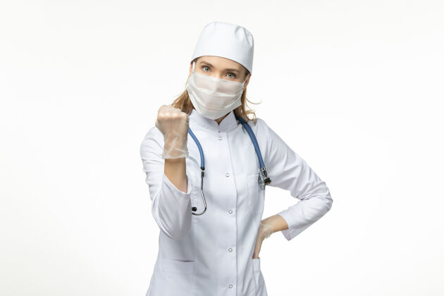 疾病正面图女医生穿着医疗服戴着口罩和手套因冠状病毒白壁病病毒冠状病毒-大流行性疾病面罩疾病冠状病毒