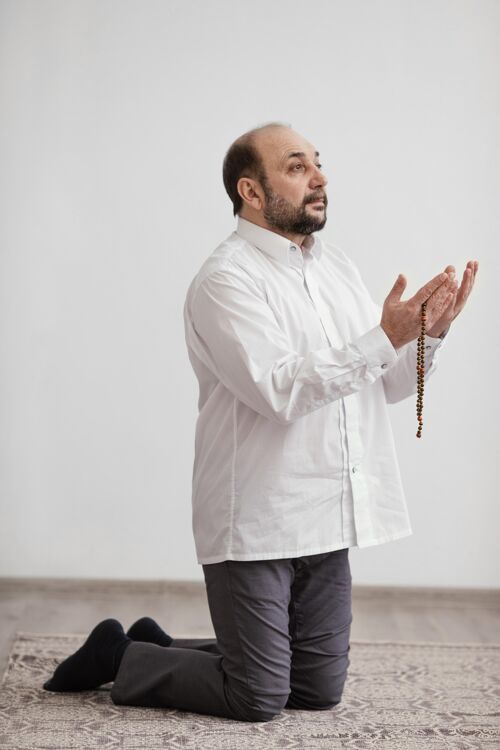 沉默在室内地板上祈祷的人希望神圣和平