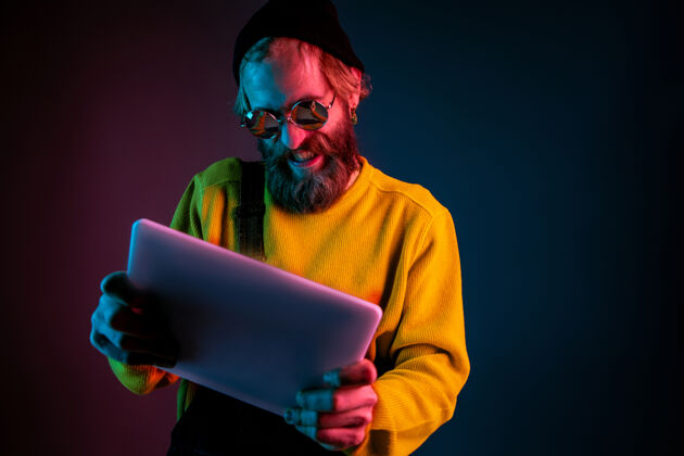 工作使用平板电脑 玩游戏白种人的肖像在霓虹灯梯度空间梯度手势长度