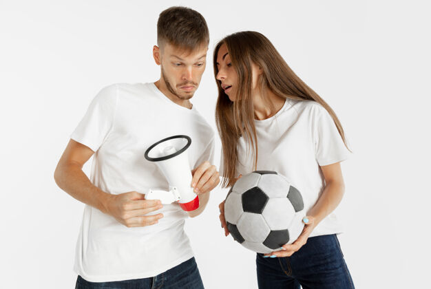 打赌美丽的年轻夫妇的肖像足球或足球球迷在白色空间面部表情 人类情感 广告 体育概念衬衫惊讶惊喜