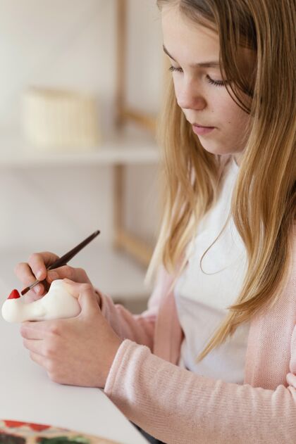 特写特写女孩在室内绘画室内艺术家生活方式