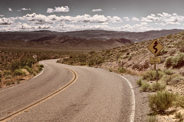 沙漠白天沙漠上的路标志牌道路高速公路