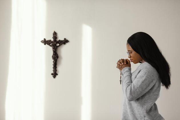 祝福虔诚的女人在家里用念珠祈祷祈祷宗教崇拜
