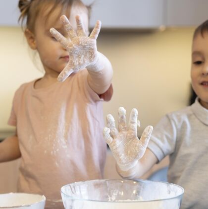 儿童用手上的面粉把孩子们关起来孩子广场烹饪