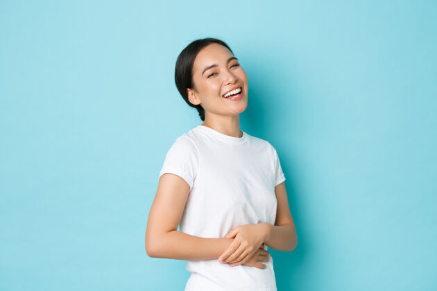 年轻年轻的亚洲女人穿着休闲t恤摆姿势人表情女人
