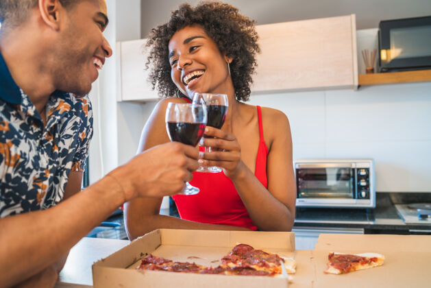 男朋友一对快乐的拉丁年轻夫妇在新家享用晚餐的肖像生活方式和关系理念快乐黑人情侣