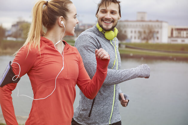 情侣一对快乐的情侣在户外锻炼有一个伴侣可以让跑步更轻松运动锻炼美丽