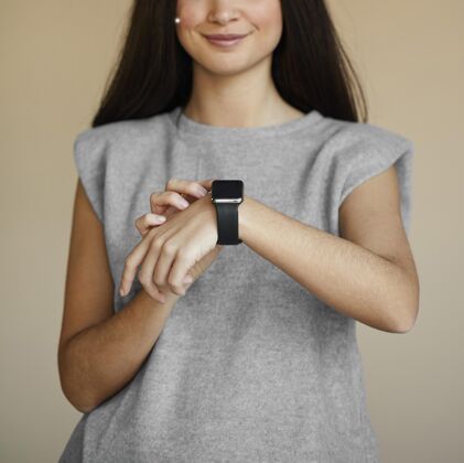 智能手表戴着智能手表的女人女人女人科技