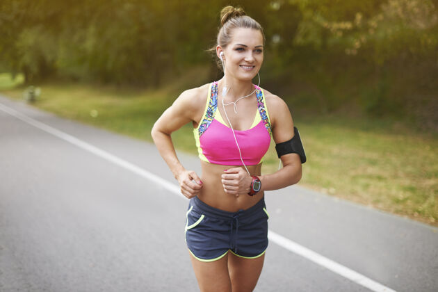 全长年轻女子在户外锻炼战胜你的一些弱点的好方法户外慢跑腹部