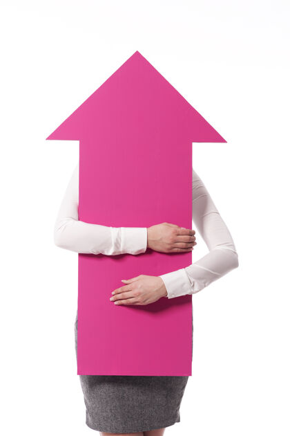 人手粉色标志箭头指向顶部手持商务女性隐藏