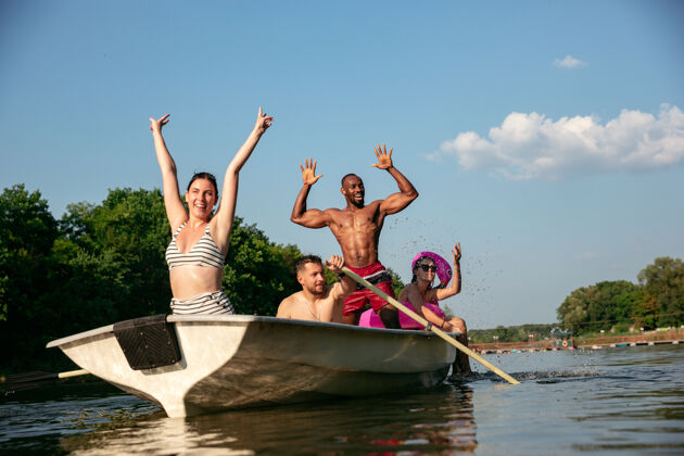 水一群快乐的朋友在河里欢笑和游泳海滩自然戒指