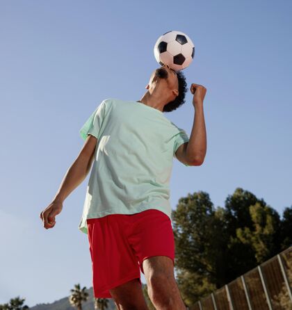 男画像年轻人用头踢足球年轻人体育头球