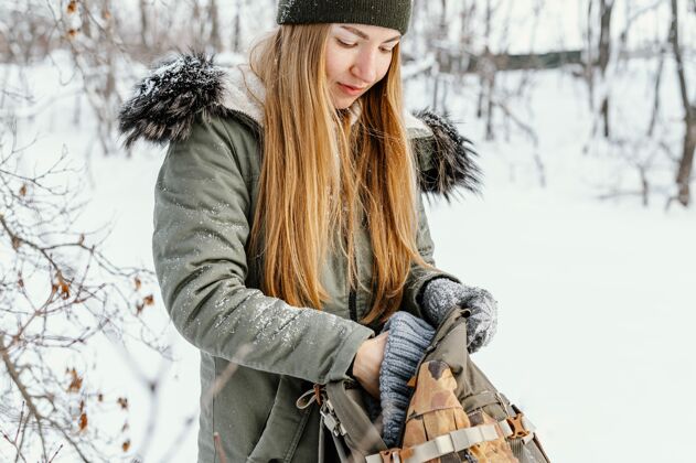 雪冬天背着背包的女人自然背包冬天