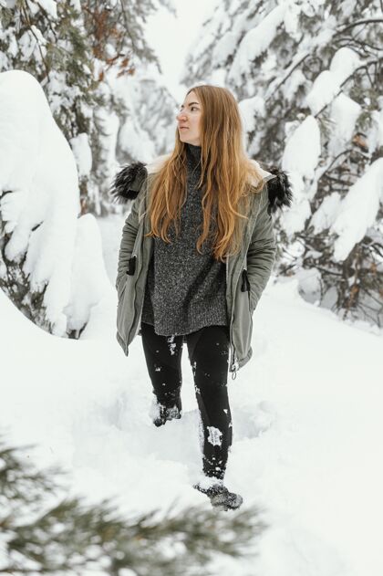雪在冬日为年轻女子画像场景女人女人