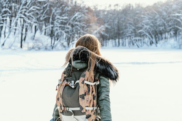 自然冬天背着背包的肖像女人女人全景雪冬