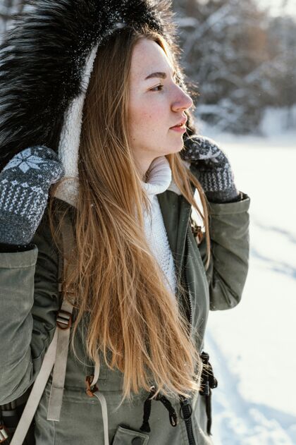 背包冬天背着背包的肖像女人雪场景雪冬