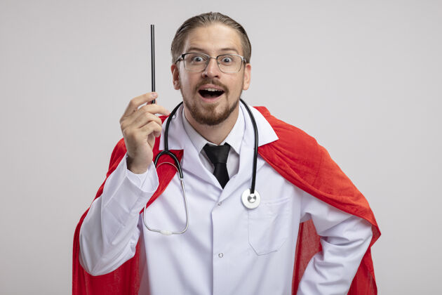 小伙子年轻的超级英雄穿着医用长袍戴着听诊器戴着眼镜拿着铅笔铅笔白色听诊器
