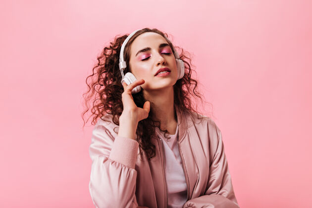 背景穿着粉红色衣服的女人戴着耳机欣赏音乐的画像女人头发愿望