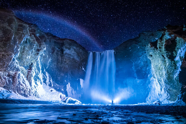 户外夜晚瀑布前的人自然星星冰