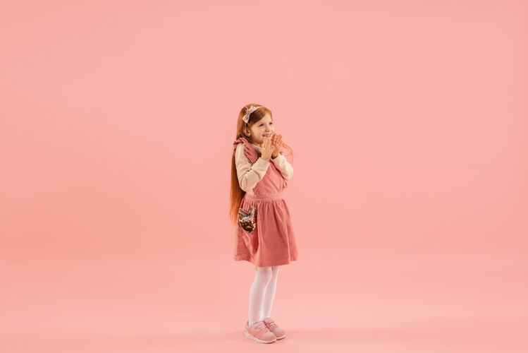 快乐粉红色墙上穿粉红色衣服的小女孩婴儿女孩漂亮