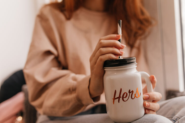 饮料姜女捧着一大杯咖啡惊艳的女模特在家享受着熟酒饮料年轻女士早餐