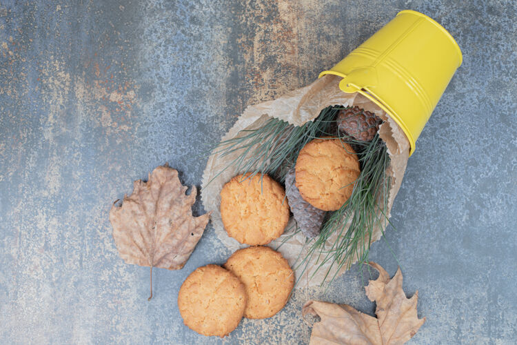 糕点饼干 草和松果在大理石桌上桶高品质的照片甜点叶子小吃