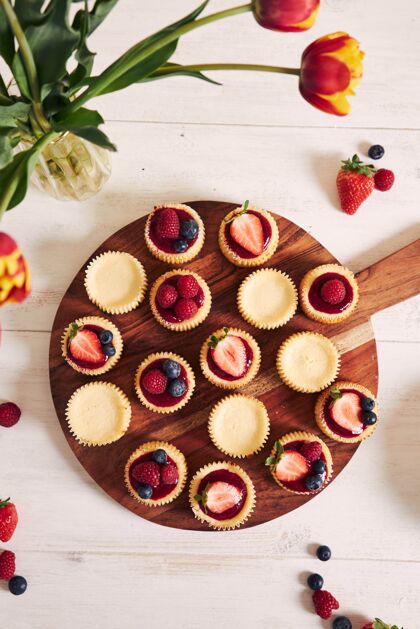 木材高角度拍摄的奶酪蛋糕与水果果冻和水果在一个木制的盘子烹饪桌子早餐