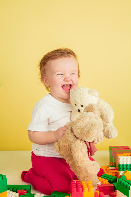 教育白人小女孩 黄色工作室背景上孤立的孩子可爱可爱的孩子的肖像 婴儿玩耍和欢笑表情情感复制空间