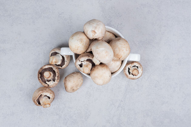 蔬菜新鲜蘑菇放在白色盘子里高质量的照片新鲜的好吃的吃的