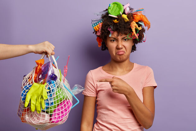 携带不满意的女人在头发上摆垃圾心烦垃圾不快乐