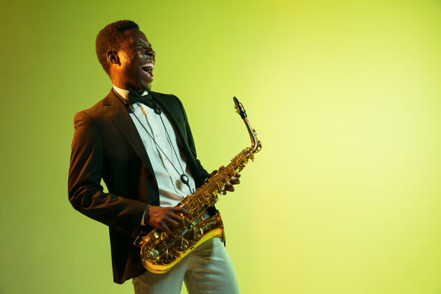 俱乐部年轻的非洲裔美国爵士乐音乐家演奏萨克斯管男性艺术家非洲