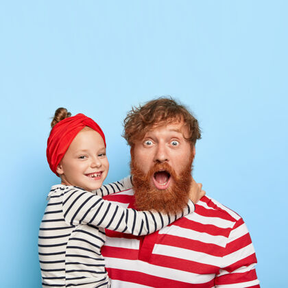 父亲时尚姜女儿和爸爸一起摆造型红发拥抱站立