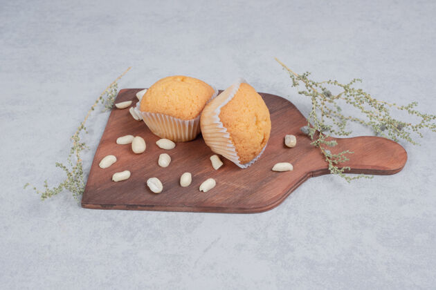 毛绒一堆软饼干和腰果在木板上高品质的照片面包房甜点小吃