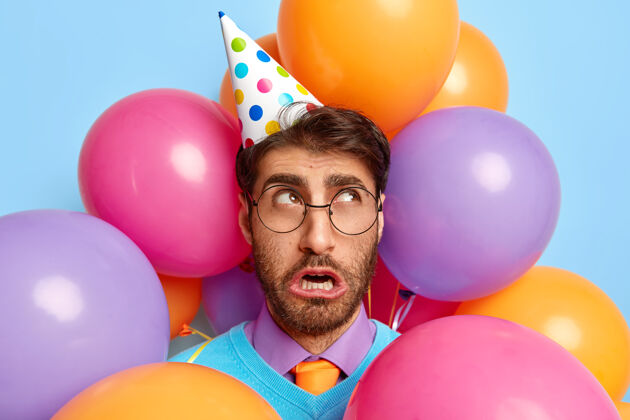 生日不开心的家伙被派对气球包围的照片颜色男人气球