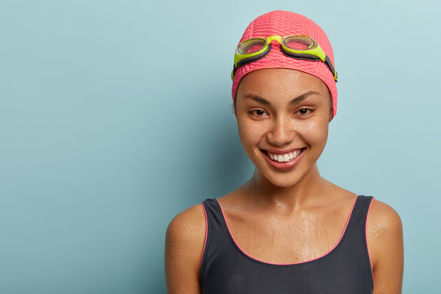 娱乐美女游泳运动员戴着护目镜摆姿势的头像爱好游泳泳衣