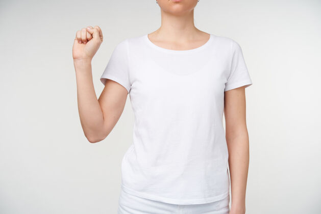 白色剪短的照片 年轻女子的手被举起 而shwo字母s的手语 隔离在白色背景手势的人有听力障碍站立符号手指