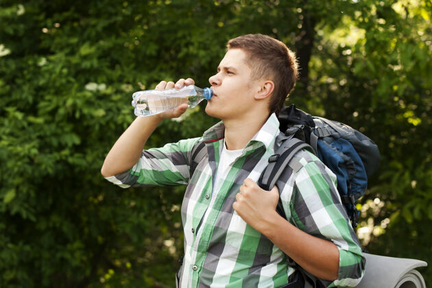 休息徒步旅行者在森林里喝水探索年轻人自然