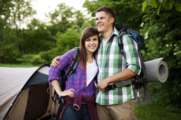 帐篷站在帐篷前的年轻夫妇男人度假微笑