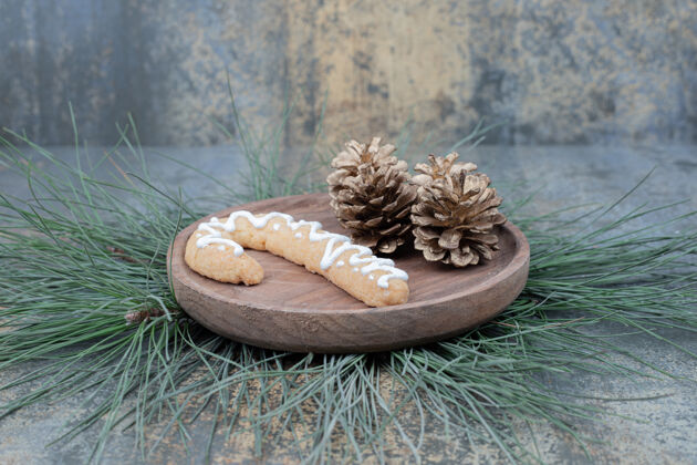 美味姜饼饼干和松果放在木盘上高质量的照片姜饼糕点甜
